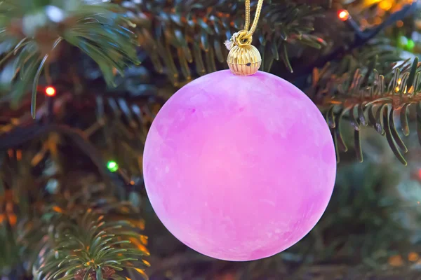 粉红色的新年球在一个分支的一棵圣诞树 — 图库照片