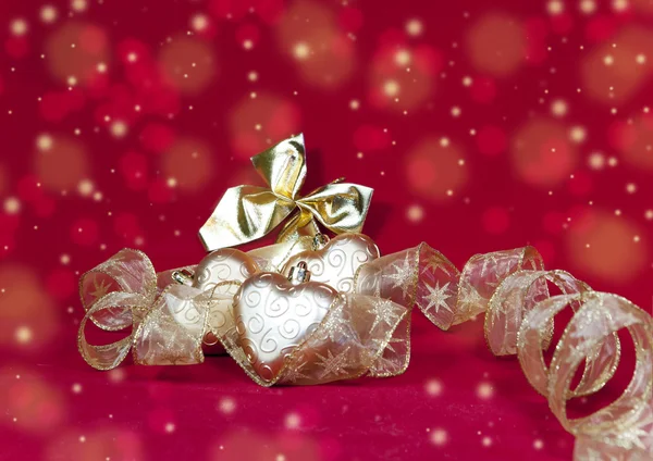 Різдвяна прикраса- кулька у формі серця зі стрічкою — стокове фото