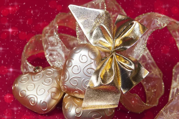 Noel dekorasyonu bir kurdele ile kalp şeklinde