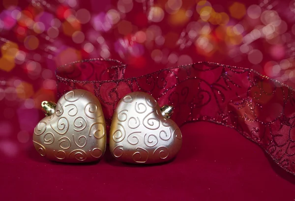 Weihnachtskugel in Form eines Herzens mit Schleife — Stockfoto