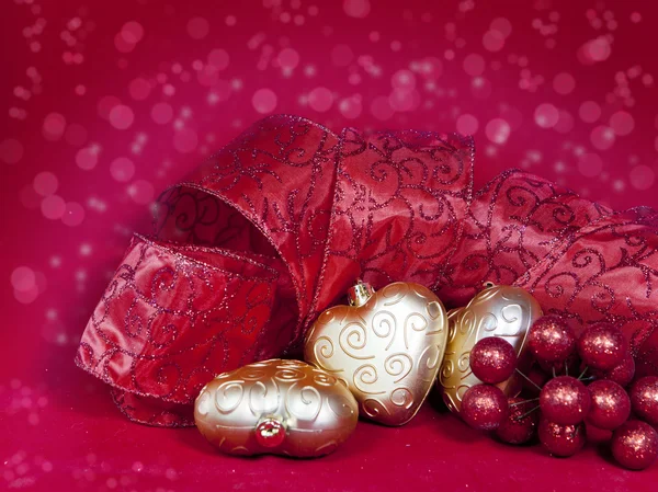 Χριστούγεννα διακόσμηση-μπάλα σε σχήμα μια καρδιά με κορδέλα — Φωτογραφία Αρχείου