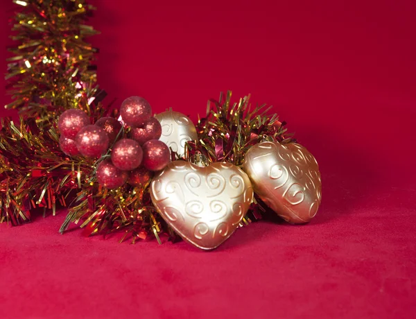 Weihnachtskugel in Form eines Herzens mit Schleife — Stockfoto