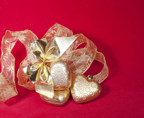 Kerstmis decoratie-bal in vorm een hart met lint — Stockfoto