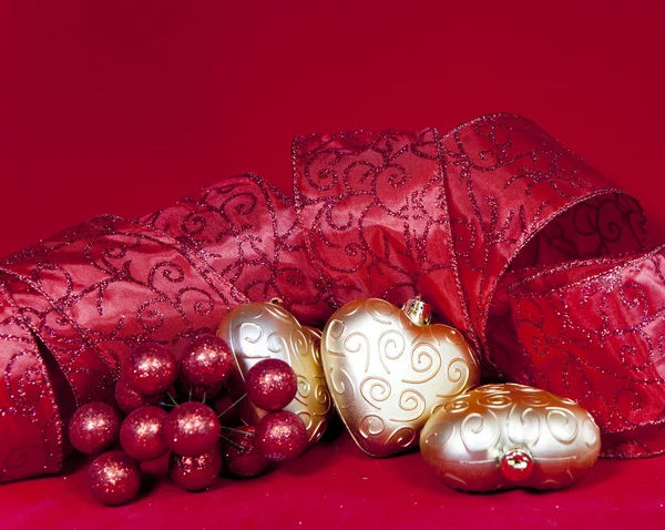 Decorazione natalizia- palla a forma di cuore con nastro — Foto Stock