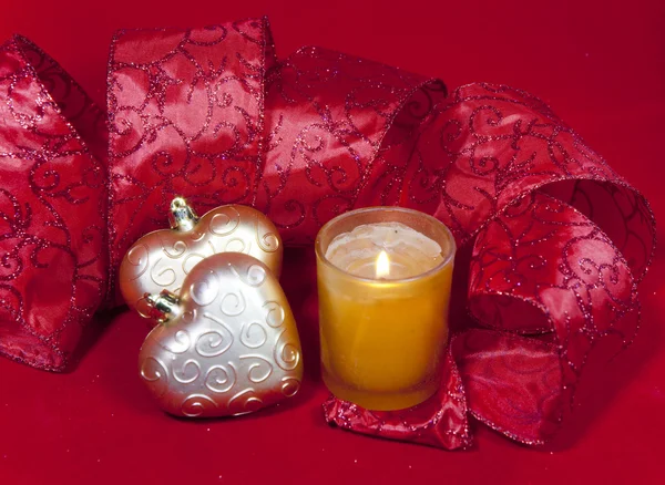 Boże Narodzenie ozdoba piłka w kształcie serca ze Wstęgą i świeca — Zdjęcie stockowe