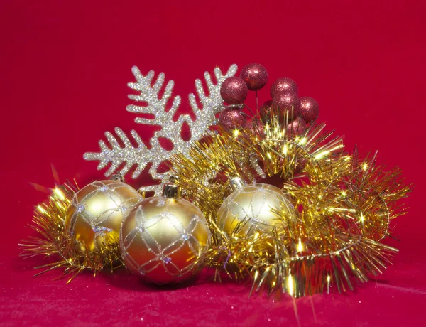 New Year's samenstelling op een rode achtergrond - bal en lint — Stockfoto
