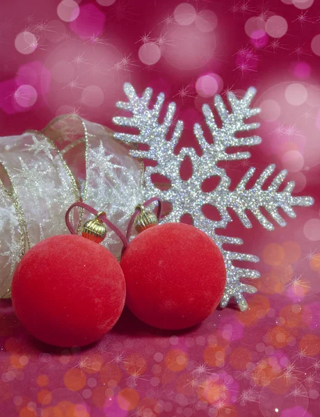 Bolas de Ano Novo vermelho e fita — Fotografia de Stock