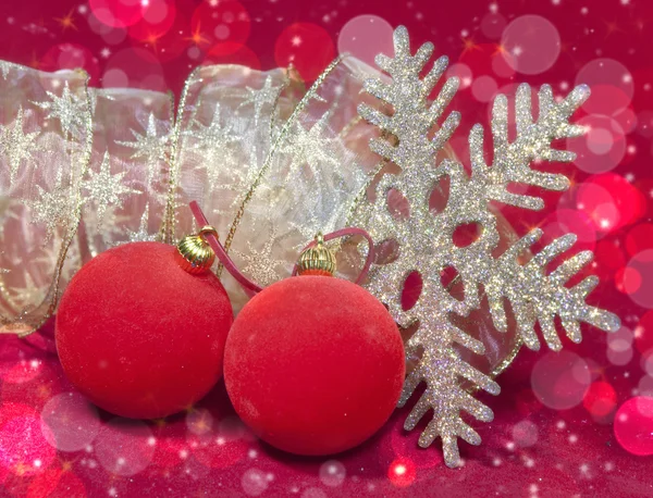 Rote Neujahrsbälle und Schleife — Stockfoto