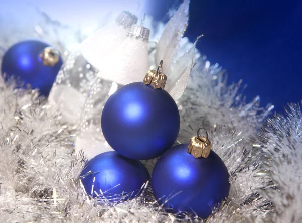 Bolas de Ano Novo azul e fita em um backgroun azul — Fotografia de Stock