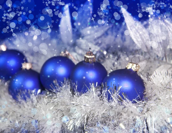 Bolas azules de Año Nuevo y cinta en un fondo azul — Foto de Stock