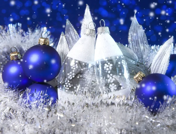 Bolas azules de Año Nuevo y carámbano de cristal sobre un fondo azul —  Fotos de Stock