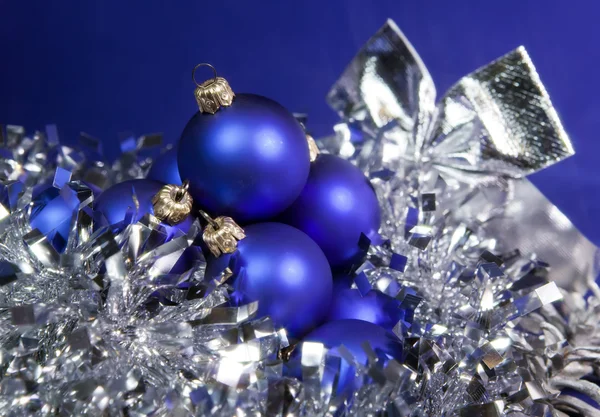 Bolas de Ano Novo azul e fita em um backgroun azul — Fotografia de Stock