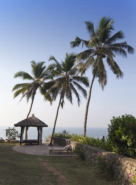 Sito per meditazioni sul bordo della roccia sopra l'oceano, Kerala, India — Foto Stock