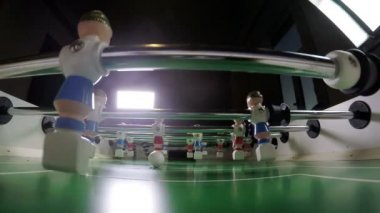 Oyuncak futbol oyuncuları. Kaleci hedef özlüyor. Ağır çekim