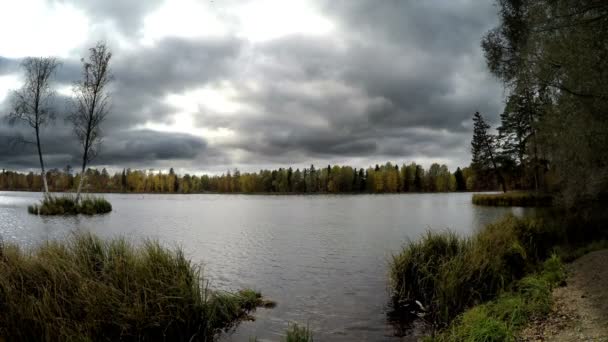 Nublado día de otoño sobre el lago. Rusia — Vídeo de stock