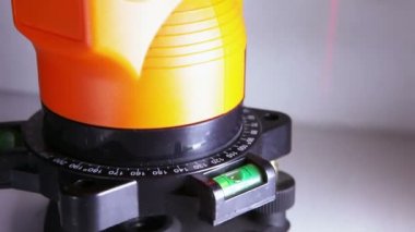 İnşaat için lazer ölçüm seviyesi çalışıyor