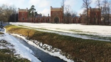 Bahar akışında kar çözdürme bir çerçeve içinde akar. Alexandria park, St. Petersburg banliyösünde