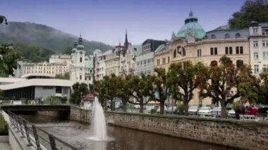 eski şehrin Karlovy Vary, Çek Cumhuriyeti için 14 Eylül 2014 tarihinde küçük sokaklar turistlere