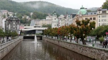 eski şehrin Karlovy Vary, Çek Cumhuriyeti için 14 Eylül 2014 tarihinde küçük sokaklar turistlere