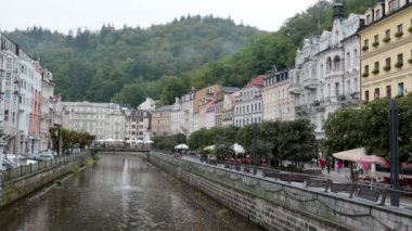 eski şehrin Karlovy Vary, Çek Cumhuriyeti için 14 Eylül 2014 tarihinde küçük sokaklar turistlere