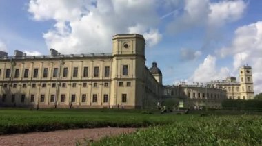 Rusya, Gatchina, tören alanı palace, bulutlar önce. Zaman atlamalı