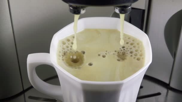 Koffie stroomt in een kopje, slow-motion — Stockvideo