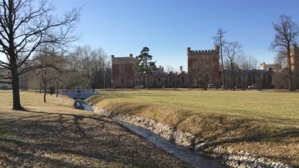 De stroom in het voorjaar stroomt in een frame van het ontdooien van sneeuw. Alexandria park, voorstad van Sint-Petersburg — Stockvideo