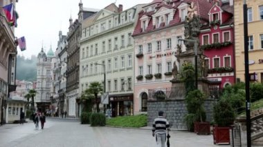 eski şehrin Karlovy Vary, Çek Cumhuriyeti için 14 Eylül 2014 tarihinde küçük sokaklar turistlere