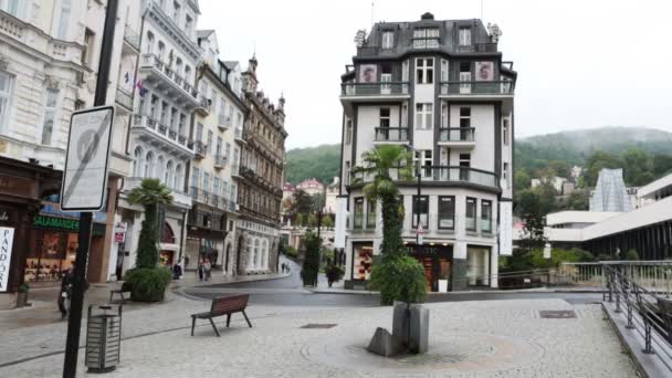 Eski şehrin Karlovy Vary, Çek Cumhuriyeti için 14 Eylül 2014 tarihinde küçük sokaklar turistlere — Stok video
