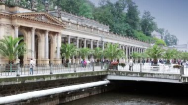 eski şehrin Karlovy Vary, Çek Cumhuriyeti için 14 Eylül 2014 tarihinde küçük sokaklar turistlere
