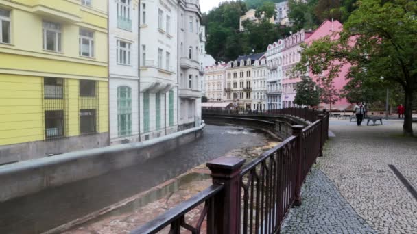 Eski şehrin Karlovy Vary, Çek Cumhuriyeti için 14 Eylül 2014 tarihinde küçük sokaklar turistlere — Stok video