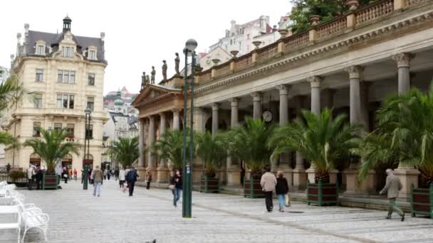 Eski şehrin Karlovy Vary, Çek Cumhuriyeti için 14 Eylül 2014 tarihinde küçük sokaklar turistlere — Stok video