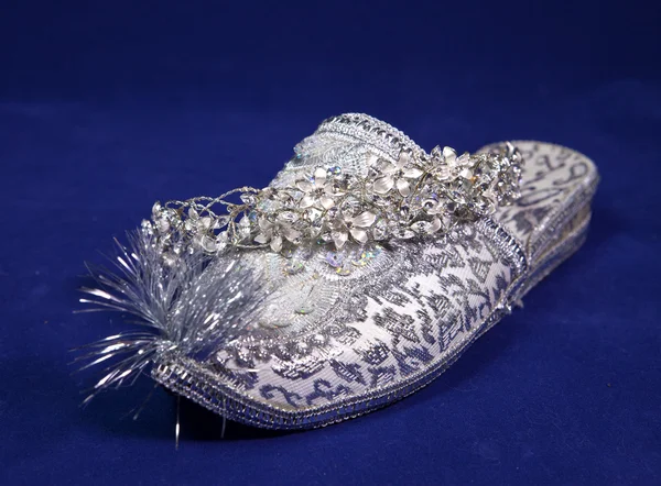 东方风格的新娘婚礼鞋上的蓝色天鹅绒和婚礼皇冠 — 图库照片