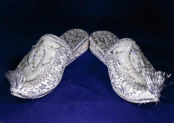 Zapatos de novia de estilo oriental en un terciopelo azul —  Fotos de Stock