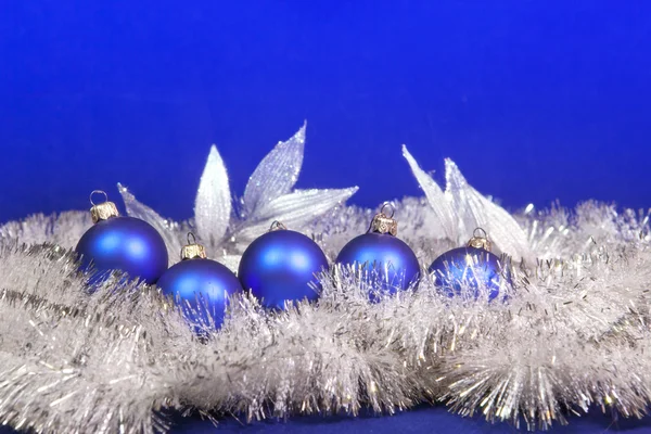 Bolas de Ano Novo Azul em um fundo azul — Fotografia de Stock