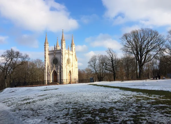 Iglesia ortodoxa San Alejandro Nevski (capilla gótica) en el parque de Alejandría. Suburbio de San Petersburgo, Rusia —  Fotos de Stock