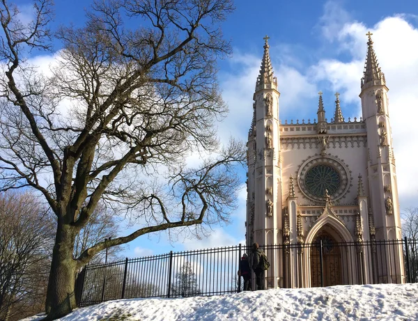 Iglesia ortodoxa San Alejandro Nevski (capilla gótica) en el parque de Alejandría. Suburbio de San Petersburgo, Rusia —  Fotos de Stock