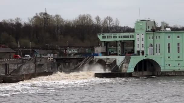 Volkhov HYDROELECTRIC POWER kraftverk-vattenkraftverk vid floden Volkhov, Ryssland — Stockvideo