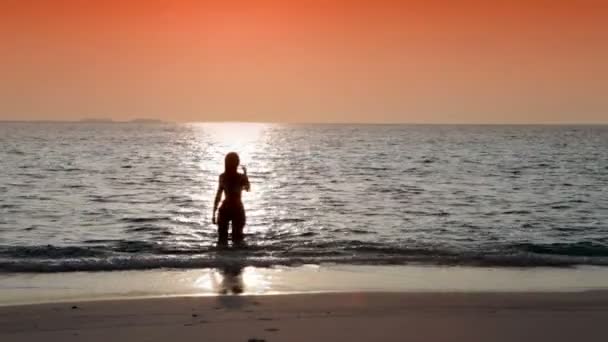 Silhouette de la femme contre un coucher de soleil à l'océan — Video