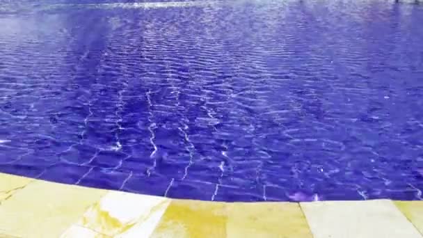 Bela superfície de água na piscina — Vídeo de Stock