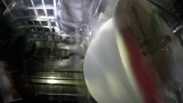 Посудомийна машина миє посуд — стокове відео