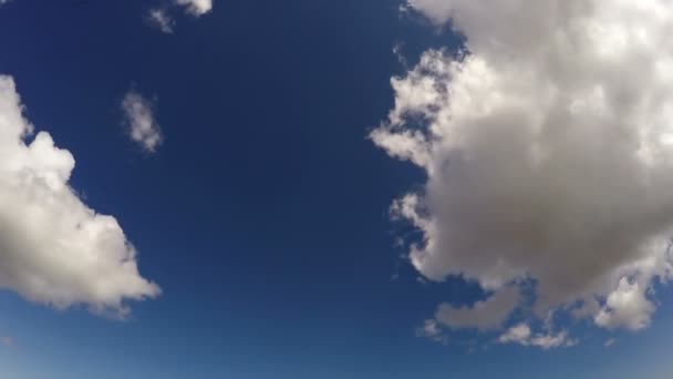 Σύννεφα στο μπλε του ουρανού, πάροδο του χρόνου — Αρχείο Βίντεο