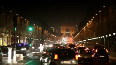 Gece araba üzerinde Champs Elysee harekete geçirilir. Paris.