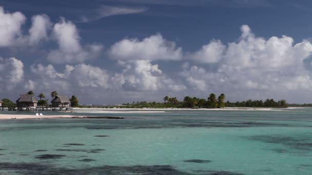 Modrá laguna s ostrovy. Polynésie. — Stock video