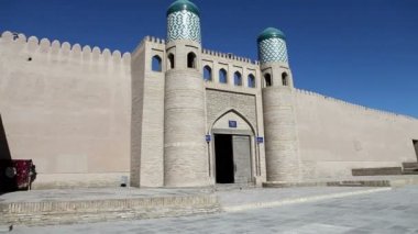 Antik surların içinde giriş kapısı. Özbekistan. Hiva.