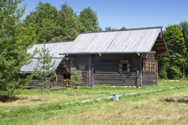 eski günlük kulübe bir orman glade üzerinde. Rusya.