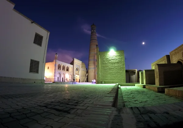 Özbekistan. Khiva. Eski şehrin sokakları gece aydınlanıyor.. — Stok fotoğraf