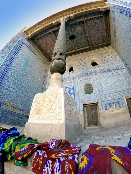 Εθνικά αναμνηστικά είναι απλωμένα στο βήματα του (Madrasah). Ουζμπεκιστάν. Χίβα — Φωτογραφία Αρχείου