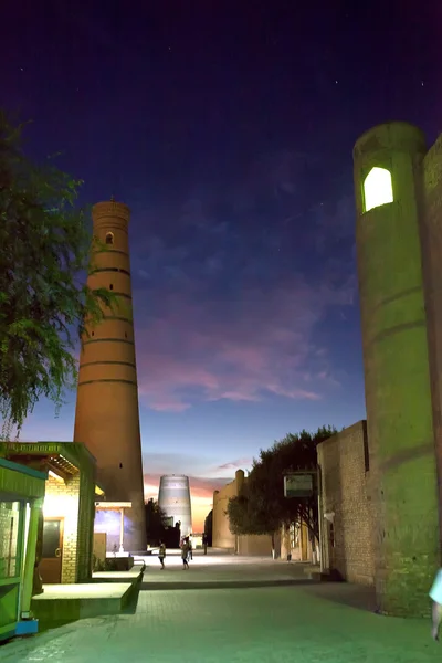 Uzbekistán. Khiva. Ulice starého města v noci osvětlení — Stock fotografie