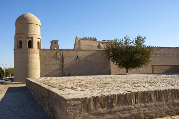 Η πύλη εισόδου στο αρχαίου τείχους της πόλης. Ουζμπεκιστάν. Χίβα — Φωτογραφία Αρχείου
